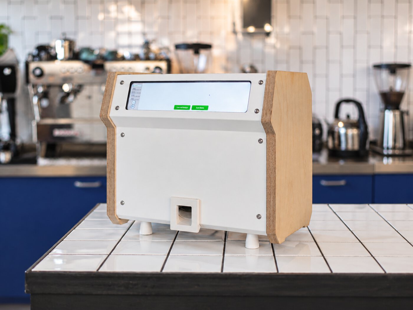 VeroLab en la barra de una cafetería, listo para analizar la siguiente muestra