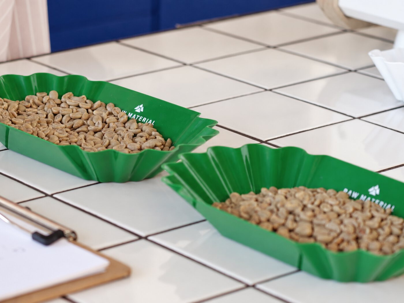 Muestras de café verde vinculadas, comparadas con sus registros de VeroLab
