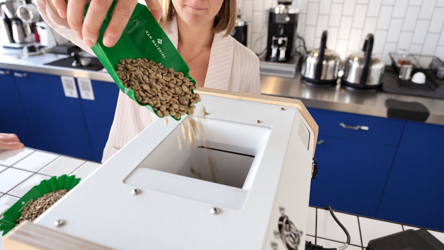 Granos de café verde cargados en el equipo VeroLab
